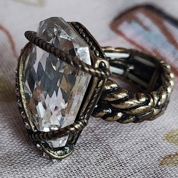Emerald Cut Large Clear Stone Cocktail Ring Stretch Brass Tone Rhinestone Size 7 - Picture 5 of 11